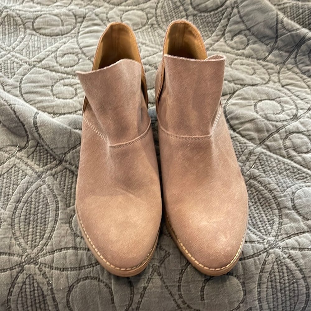 Lucky Brand Booties Sz 8 — Tan suede *Worn ONCE*